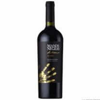 Bottle of Manos Negras Artesano Malbec featuring bold flavors and artisanal craftsmanship.